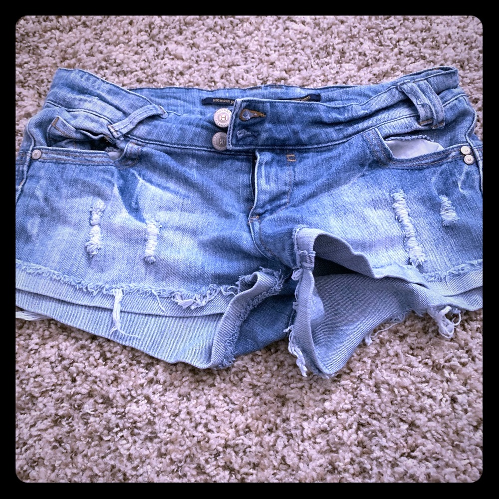 DISTRESSED JEAN SHORTS